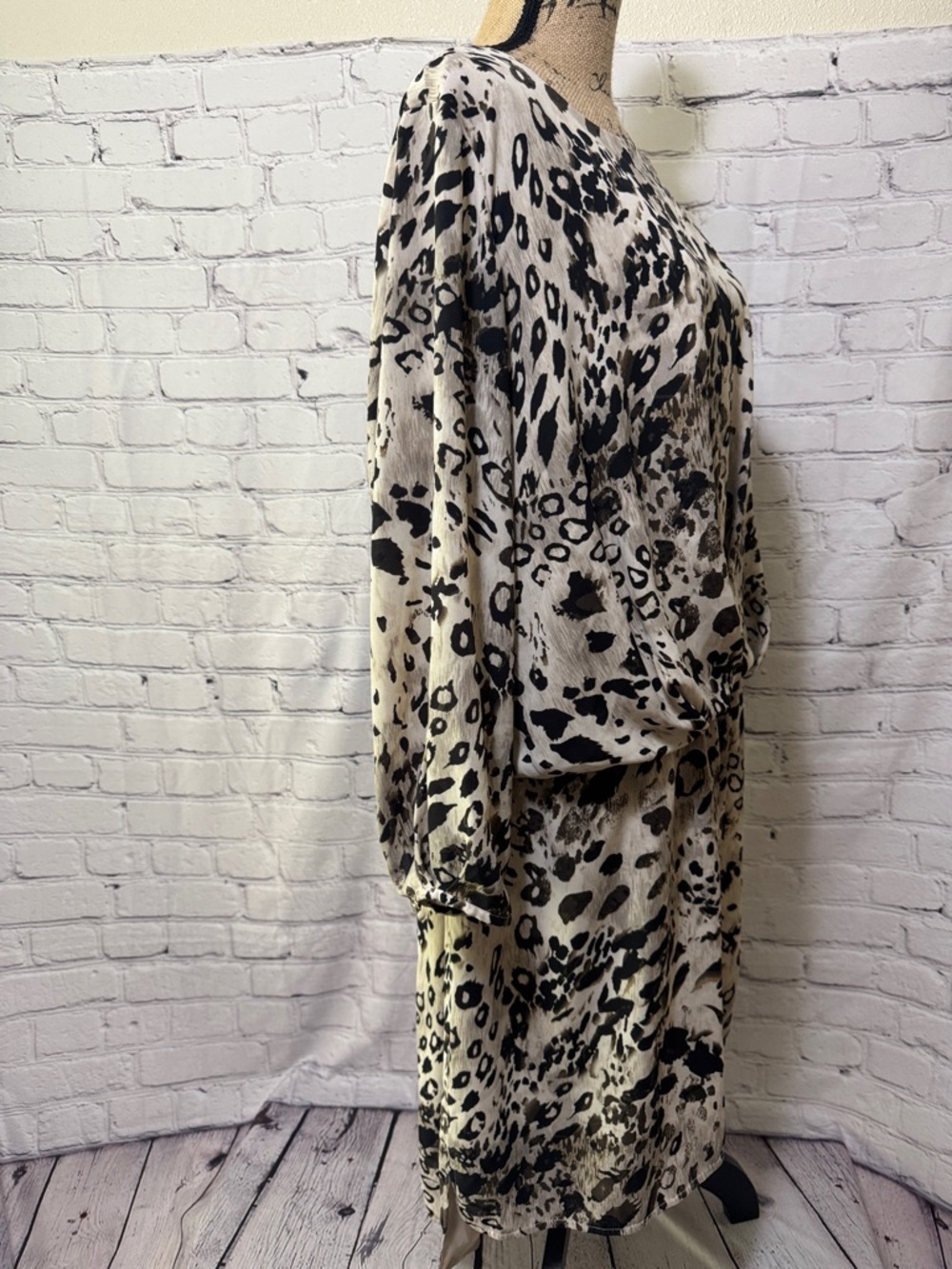 Like new Vince Camuto Animal Print Long Sleeve Blouson Dress - Black & Cream - Picture 5 of 10